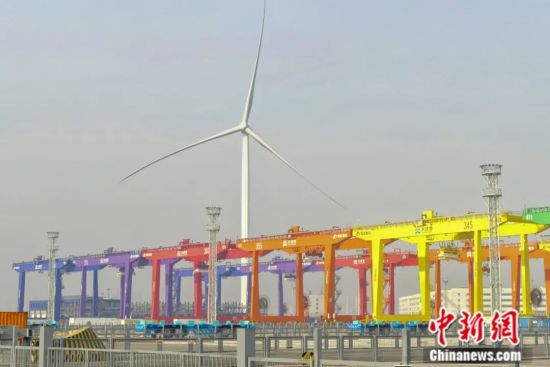 2021年12月15日，全球首个零碳码头智慧绿色能源系统在天津港成功并网。中新社记者 佟郁 摄