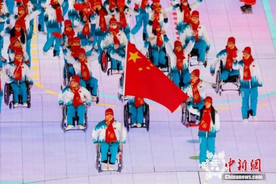 3月4日，北京2022年冬残奥会开幕式在北京国家体育场举行。图为中国代表团入场，由运动员郭雨洁(前排右)、汪之栋(前排左)担任旗手。 中新社记者 韩海丹 摄