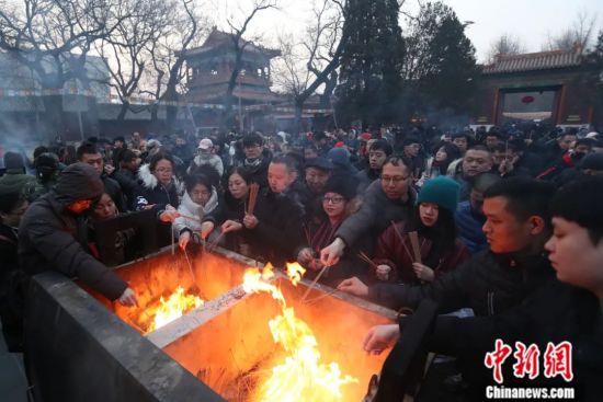 2019年2月5日农历正月初一，市民在北京雍和宫烧香祈福。中新社记者 韩海丹 摄