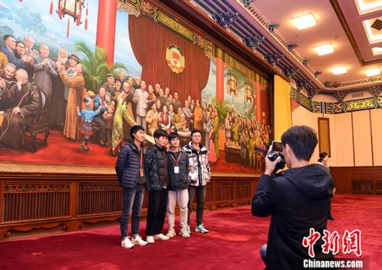2019年11月，全国政协机关在北京举办公众开放日活动，公众在巨幅画作前拍照留念。中新社记者 侯宇 摄