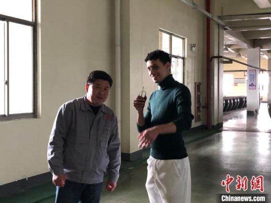 章国强为洋主播介绍黄酒的酿制技艺。唐小沛 摄