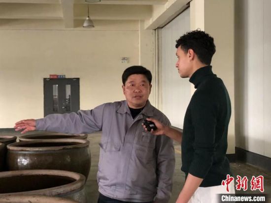 章国强为洋主播介绍黄酒的酿制技艺。唐小沛 摄