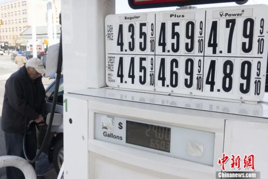 美国汽车协会3月8日公布的数据显示，全美平均汽油价格当天升至每加仑4.173美元，打破了2008年7月创下的历史最高纪录。图为纽约当地时间3月8日的加油站。中新社记者 廖攀 摄