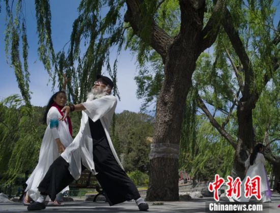 2021年5月，市民在北京北海公园健身。中新社记者 盛佳鹏 摄