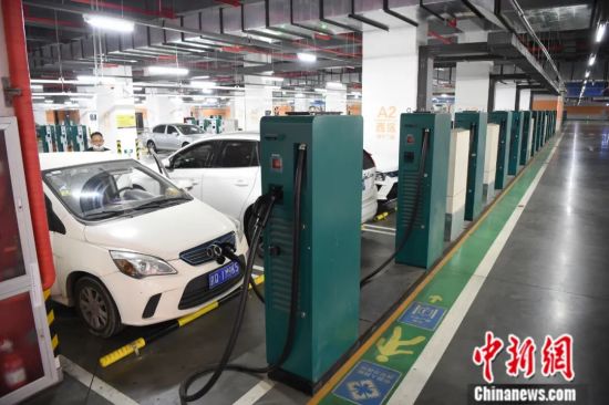 2020年5月。由国家电网北京电力公司建设的北京规模最大的集中式电动车充电站在五棵松体育中心投入使用，单日最多可提供约1300车次的充电服务。中新社记者 侯宇 摄