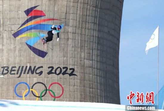 2022年2月7日，在北京首钢滑雪大跳台，中国选手谷爱凌参加北京冬奥会自由式滑雪女子大跳台比赛。中新社记者 毛建军 摄