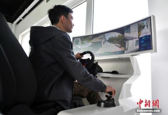 2021年4月26日，在雄安智绘未来科技园，雄安数字交通实验室工作人员正在对自动驾驶汽车进行测试。中新社记者 韩冰 摄