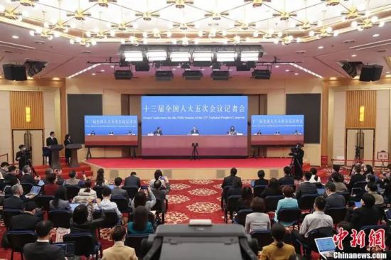 3月11日，国务院总理李克强在北京人民大会堂出席记者会并回答中外记者提问。中新社记者 张宇 摄