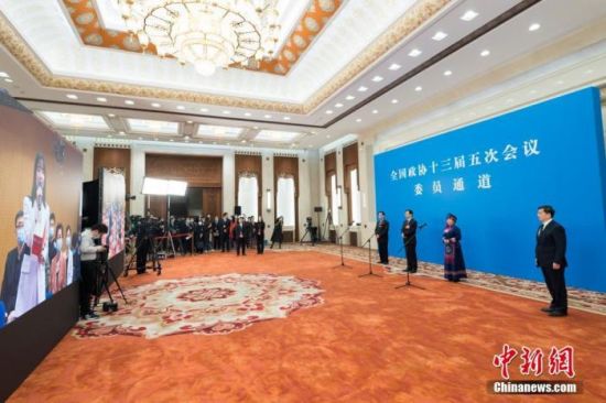 3月10日，全国政协十三届五次会议第三场“委员通道”采访活动在北京人民大会堂新闻发布厅举行。中新社发 王达 摄