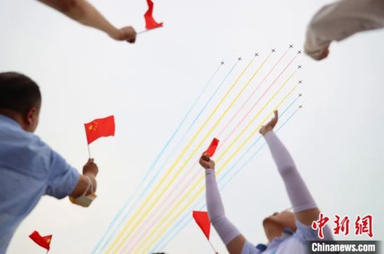 2021年7月1日上午，庆祝中国共产党成立100周年大会在北京天安门广场隆重举行。图为大会开始前的飞行庆祝表演。中新社记者 杨可佳 摄