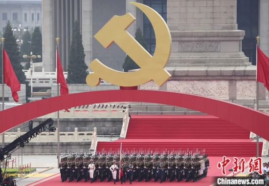 2021年7月1日上午，庆祝中国共产党成立100周年大会在北京天安门广场隆重举行。图为国旗护卫队准备升旗。中新社记者 盛佳鹏 摄