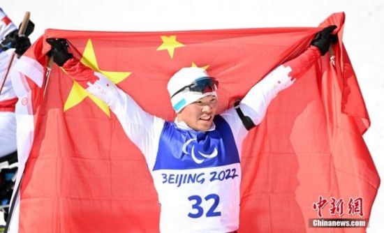 3月8日，北京2022年冬残奥会残奥冬季两项男子男子中距离—坐姿比赛在位于张家口赛区的国家冬季两项中心举行。中国选手刘梦涛夺得该项目冠军。 中新社记者 韩冰 摄