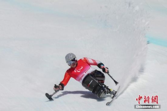 3月7日，瑞士选手穆拉特·佩利特在比赛中。当日，北京2022年冬残奥会残奥高山滑雪男子全能 - 坐姿决赛在延庆国家高山滑雪中心举行。 中新社记者 杨华峰 摄