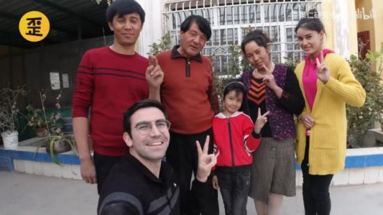 高佑思与新疆家庭合影。图片来源：歪果仁研究协会视频截图