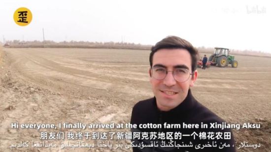 高佑思在新疆体验种植棉花。图片来源：歪果仁研究协会视频截图
