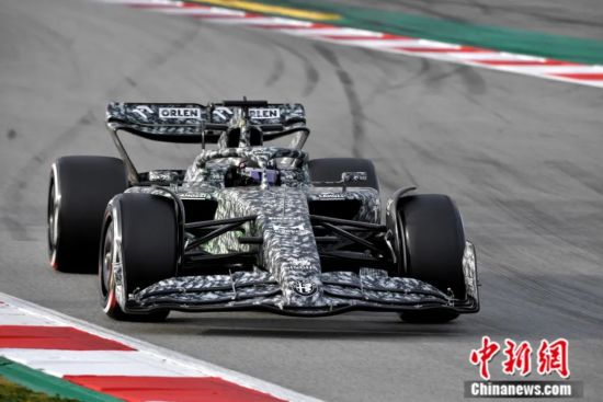 2022年2月24日-25日，2022赛季F1季前测试在西班牙巴塞罗那加泰罗尼亚赛道举行。即将于本赛季成为F1正赛首位中国车手的周冠宇代表阿尔法·罗密欧车队参与测试，正式开启自己的F1生涯。中新社发 钱俊赛车运动 供图