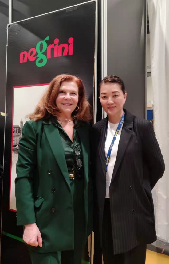 NEGRINI总经理Nicoletta Negrini(左)和China Crown创始人María Li Bao(右)合影