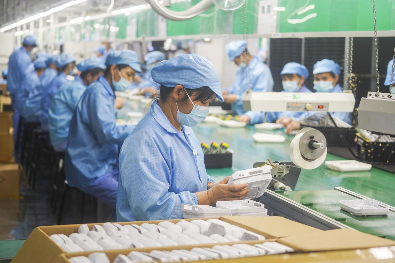 珠三角多地企业开足马力加速恢复各领域生产。图为已全面开工的深圳兆驰股份生产车间。