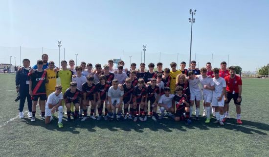 CracksU14足球队与小组赛对手巴列卡诺全体合影 CracksU14足球队与小组赛对手巴列卡诺全体合影