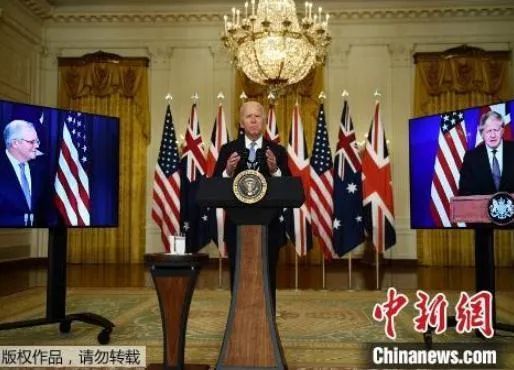 2021年9月15日，美国总统拜登与英国首相约翰逊、澳大利亚总理莫里森举行联合视频记者会，宣布建立名为“AUKUS”的美英澳三边安全伙伴关系。