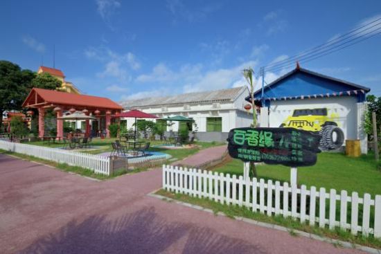 归侨们完好保持着海外居住国语言、文化艺术和生活习俗，花田驿站、花树小道、缤纷墙绘、七色巷子相互点缀。