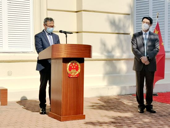 旅西侨胞何建荣先生发言