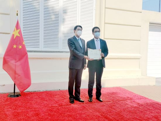 加泰罗尼亚北京同乡会会长韩杰接受证书