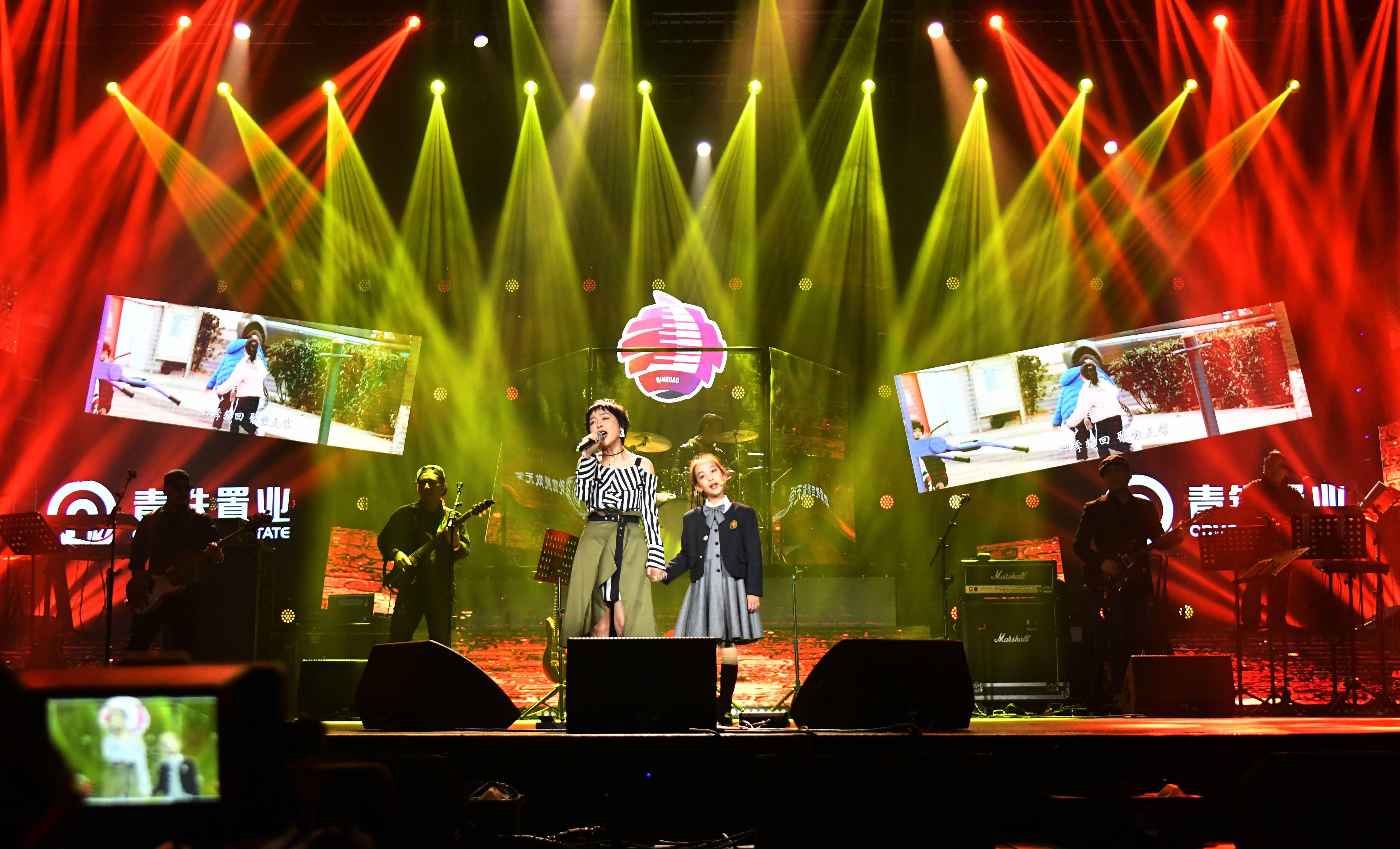 住届活动中，歌手在“青岛最动听”的舞台上演出。资料照片