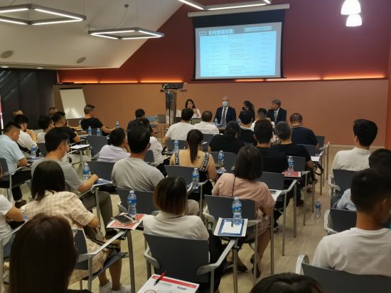 会场座无虚席 会场座无虚席