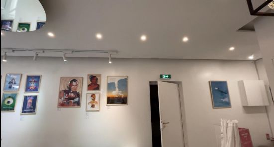 法国某奶茶店兼具画廊的艺术功能，钱海芬 摄。