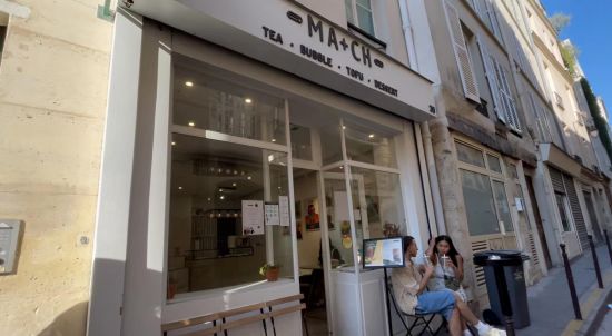 法国街头某奶茶店门前，一男一女边喝奶茶边聊天，钱海芬 摄。