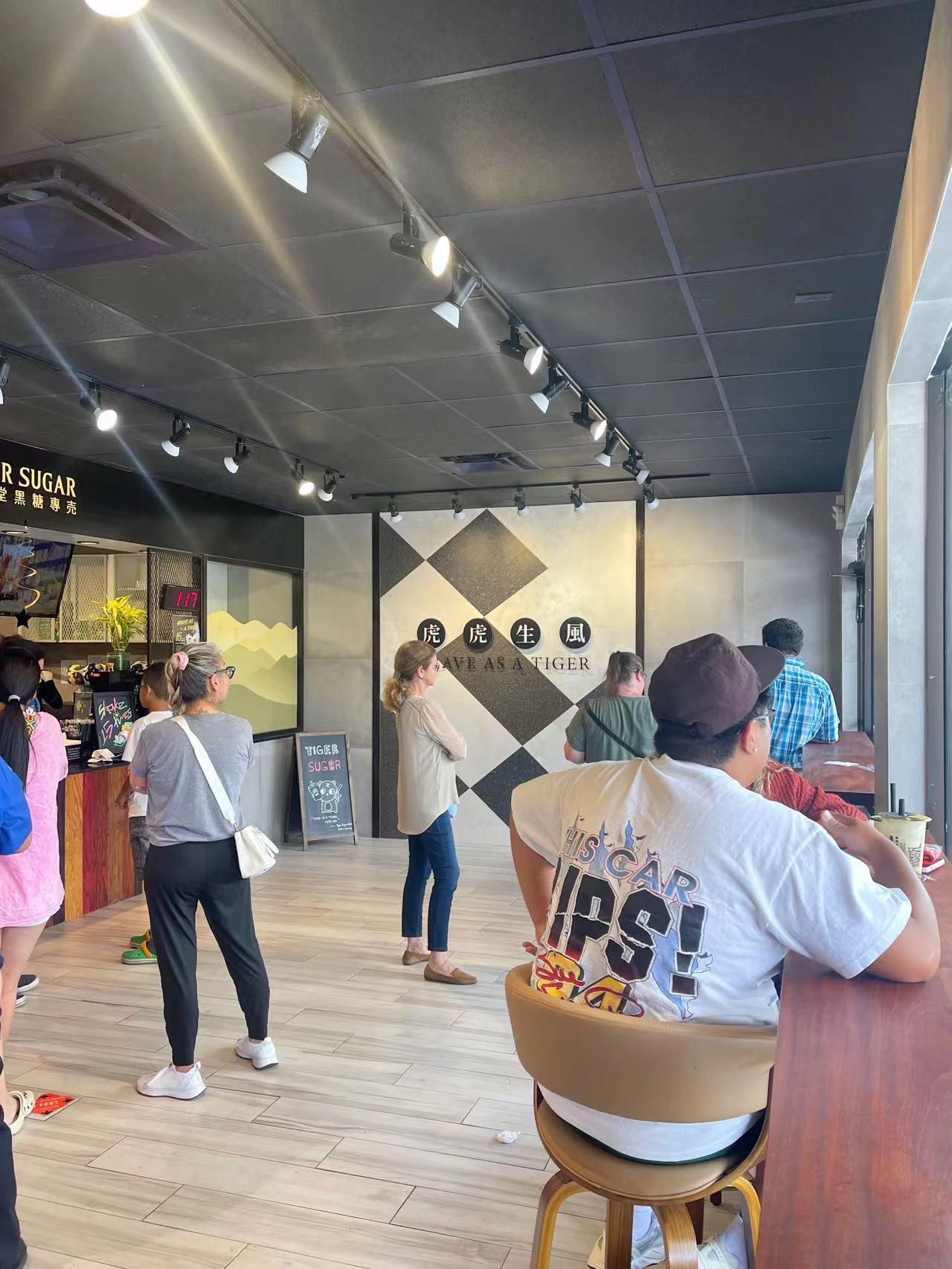 美国人排队买奶茶，傅伟文