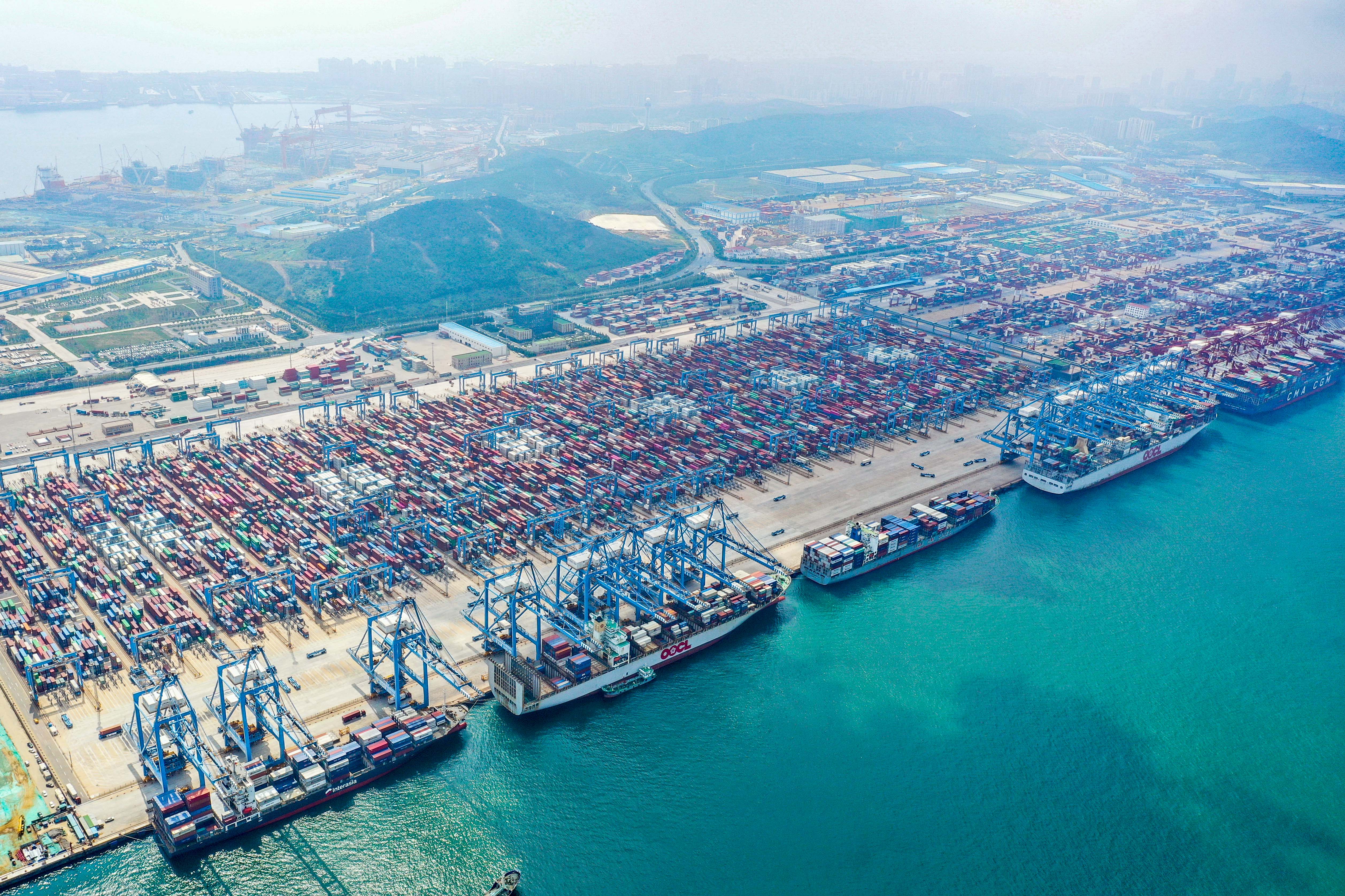 山东港口青岛港全自动化集装箱码头。