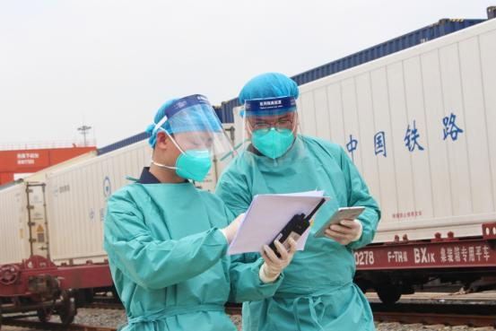 深圳海关关员对国际班列出口货物进行监管查验。