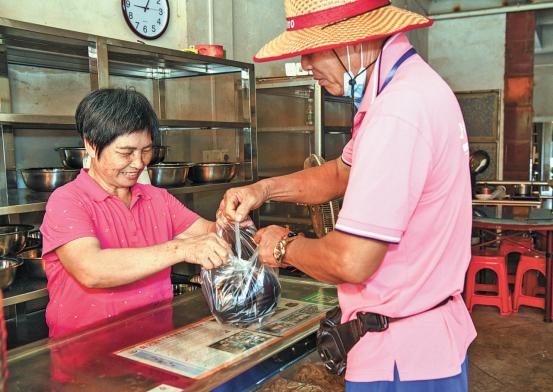 市民打包一大袋仙人粄,带回家与家人共享。何森垚