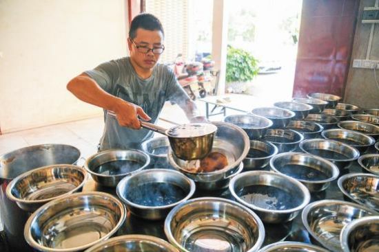 刚出锅的仙人草汤热气腾腾,分装到盆子等待冷却。何森垚