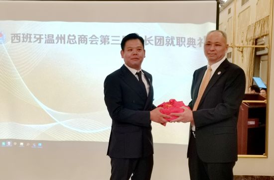 周德敏先生向杨卫会长颁发会印 周德敏先生向杨卫会长颁发会印