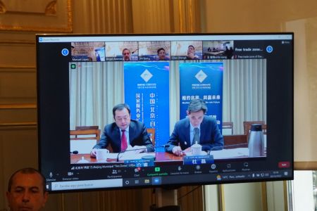  北京市商务局二级巡视员王介甫（左） 北京“两区”办处长杜磊（右）