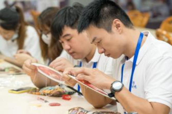 粤港澳青少年在汕头十一合艺术村体验潮绣工艺。受访单位供图