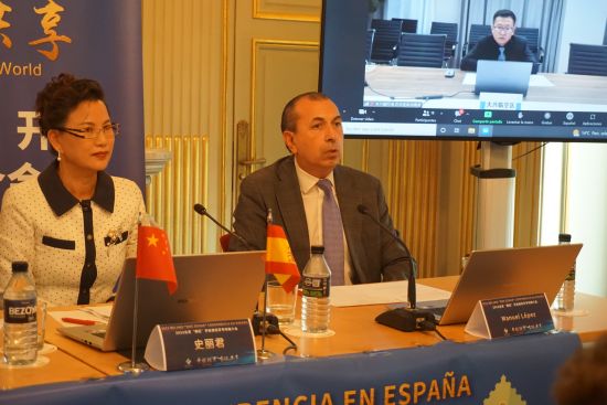 西班牙Artesolar S.A新能源公司Don Manuel López(右一)发言
