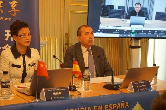 西班牙Artesolar S.A新能源公司Don Manuel López(右一)发言 西班牙Artesolar S.A新能源公司Don Manuel López(右一)发言
