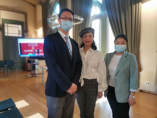 陈淑芬与韦龙宇领事、梁娟领事