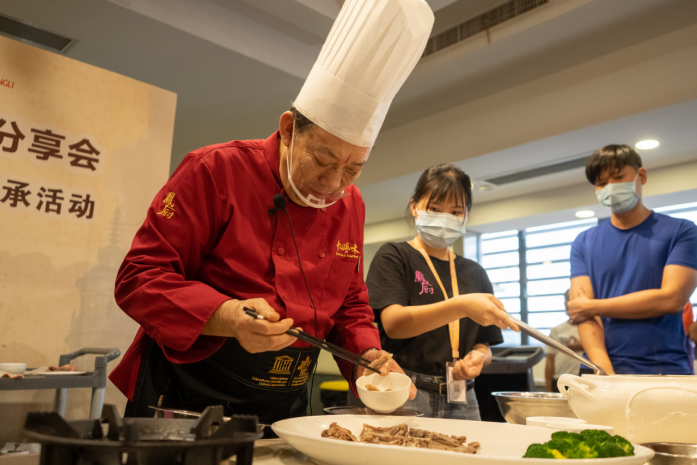 顺德名厨罗福南在复原失传菜。顺德华侨城供图