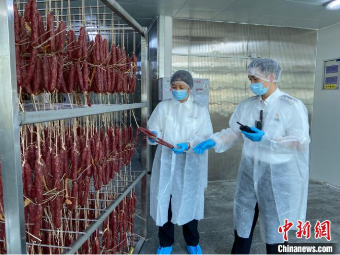东莞海关关员对腊肠出口企业开展核查。埔关供图