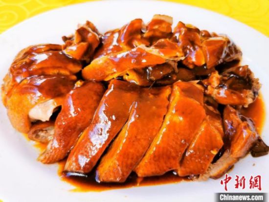 台山市冲蒌镇华东楼餐厅每日推出新鲜卤制的五味鹅，色香味俱全 李晓春 摄