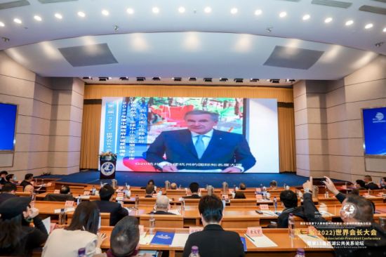 上图：2022年度中国政府友谊奖获得者、德国前总统、全球中小企业联盟全球主席武尔夫视频致辞