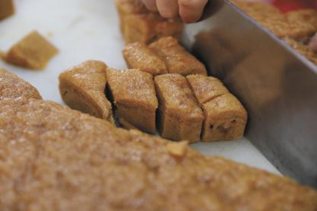 塘㙍松糕糕体看着蓬松，但松软中又有几分韧劲。