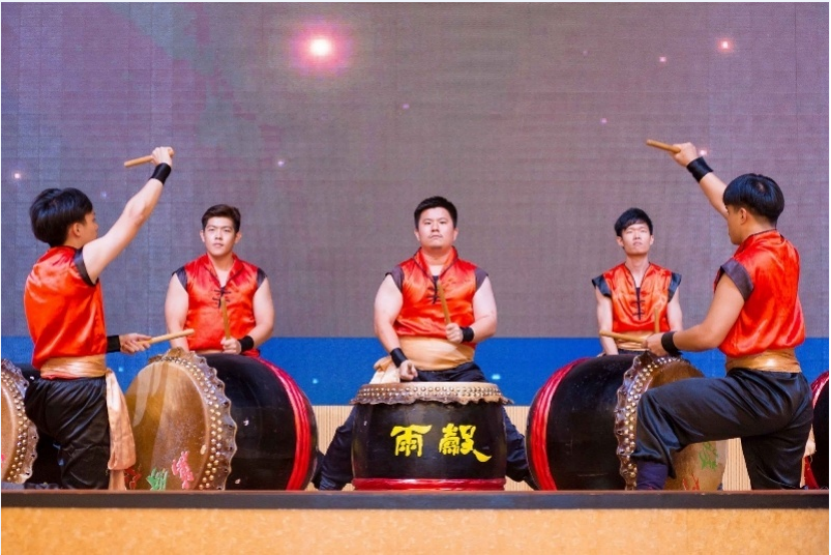 马来西亚新山鼓队的二十四节令鼓表演。