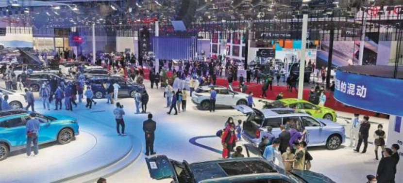 广州车展跨年举办，车市消费迎来一波小高峰。图为1月2日，观众在广州车展上参观。张迪