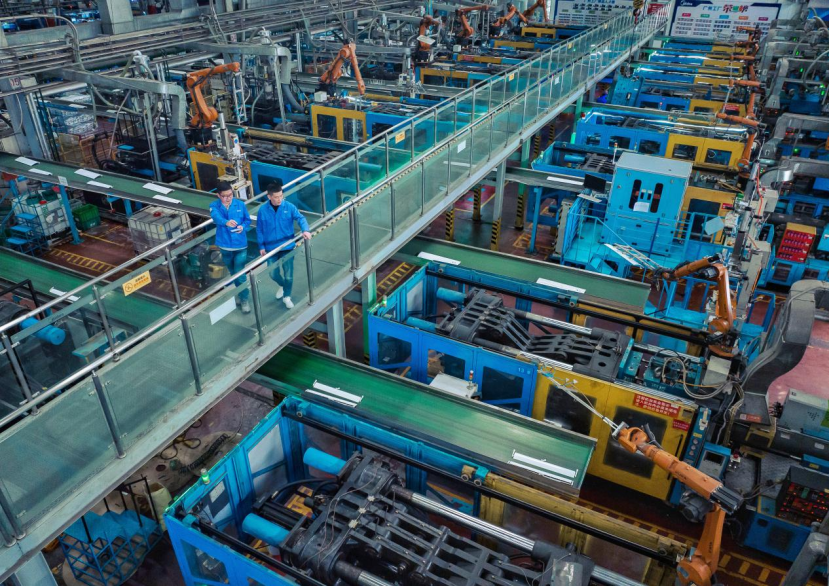 广州南沙，美的家用空调“灯塔工厂”车间内，技术人员正在巡视自动化生产设备。石磊